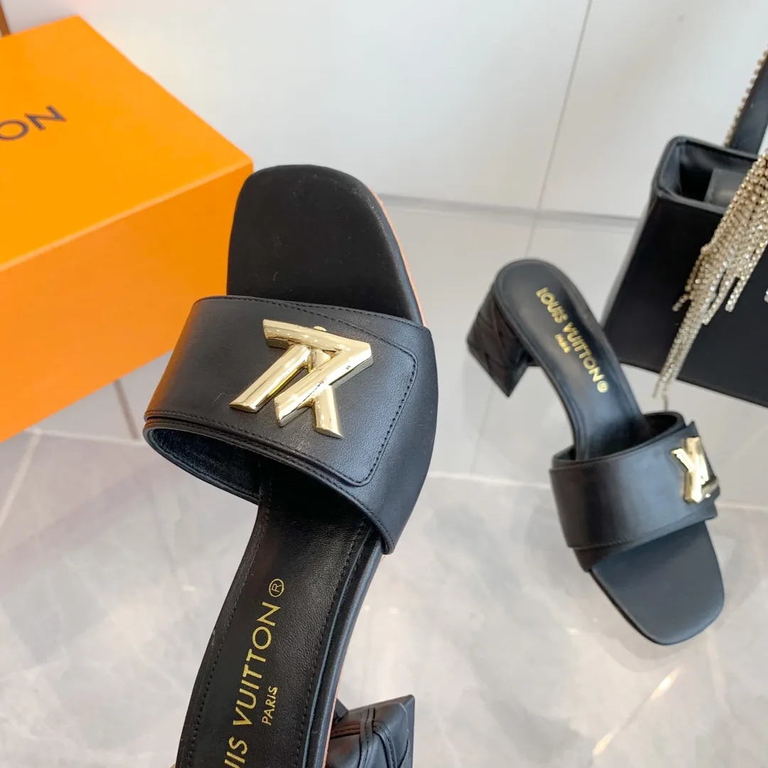 👟👟Ex-factory price 520👟👟 LV | Louis Vuitton ²⁰²³ 𝐬𝐬 🧡💚2️⃣0️⃣2️⃣4️⃣Early spring new model, top version⚠️ The counter features the latest models, square toe sandals, hard goods are new🆕 ❥Purchase level! Full of high-end feel! A popular model among bloggers at home and abroad, it’s retro and fashionable and looks amazing on your feet! Mainly recommended model on the official website★ ━━━━━ ЅᏇєєt ━━━━━ ▪️Upper: original cowhide + metal buckle ▪️Lining: imported goatskin lining ▪️Outsole: original Italian leather outsole ▪️Heel height: 5.5cm 9cm ▪️Shoe size: 35-39 (40 and 41 customized items are not returnable or exchangeable)